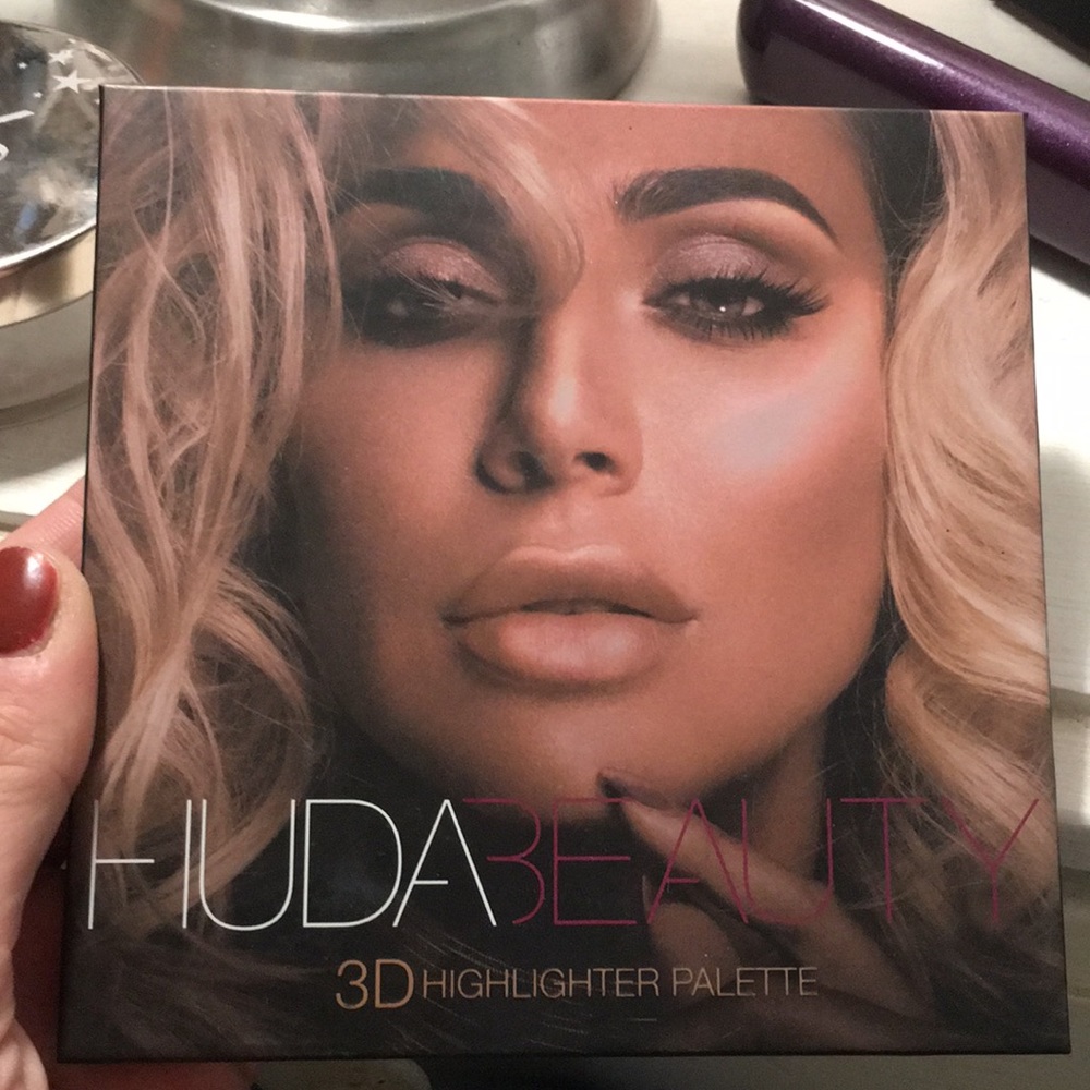 Huda Beauty Highlighter in pink sands